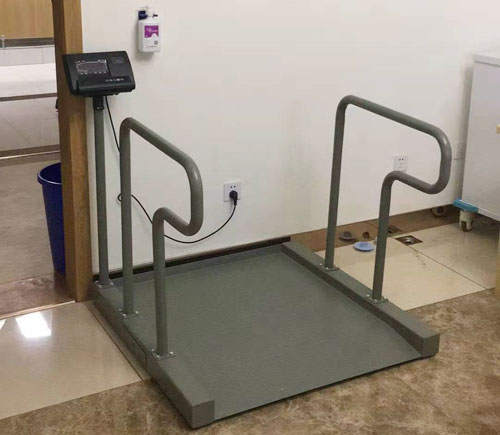 9月20日我司出售2套析科室用輪椅秤給武漢聯(lián)析醫(yī)療(圖1) 圖為輪椅秤